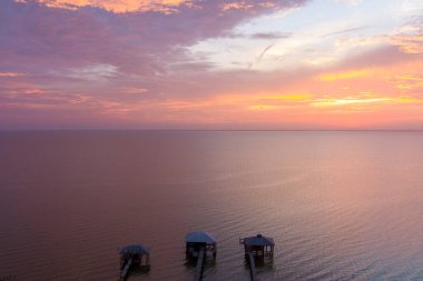 McMillian Bluff ve Mobil Körfezi 'nin Daphne, Alabama' da gün batımında insansız hava aracı fotoğrafları.