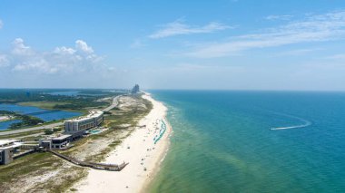 Temmuz 2023 'te Gulf Shores, Alabama' daki sahilin havadan görüntüsü.