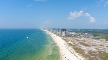 Temmuz 2023 'te Gulf Shores, Alabama' daki sahilin havadan görüntüsü.