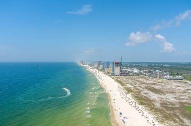 Temmuz 2023 'te Gulf Shores, Alabama' daki sahilin havadan görüntüsü.