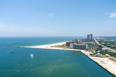 Temmuz 2023 'te Orange Beach, Alabama' daki rıhtım manzarası.