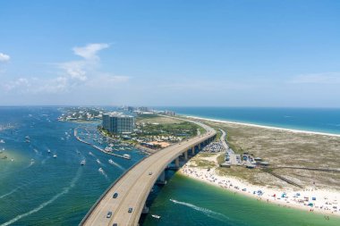 Perdido Geçidi köprüsü ve Orange Beach, Alabama 'daki sahil manzarası.