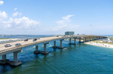 Perdido Geçidi köprüsü ve Orange Beach, Alabama 'daki sahil manzarası.