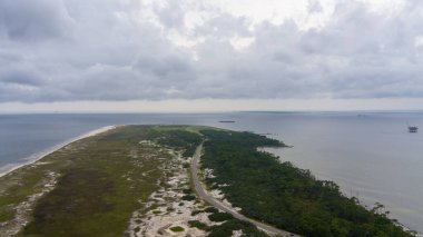 Fort Morgan, Alabama 'da gün batımında sahilin havadan görüntüsü.