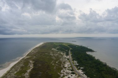 Fort Morgan, Alabama 'da gün batımında sahilin havadan görüntüsü.