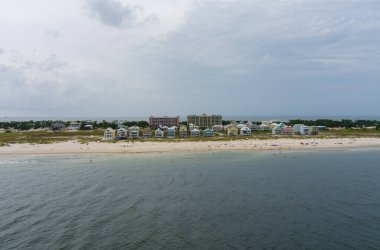 Fort Morgan, Alabama 'da gün batımında sahilin havadan görüntüsü.