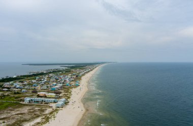 Fort Morgan, Alabama 'da gün batımında sahilin havadan görüntüsü.