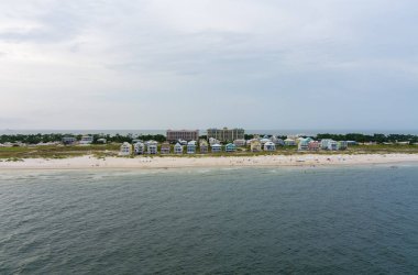 Fort Morgan, Alabama 'da gün batımında sahilin havadan görüntüsü.