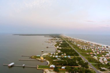 Fort Morgan, Alabama 'da gün batımında sahilin havadan görüntüsü.