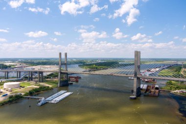 Mobile, Alabama 'daki Mobile Nehri üzerindeki Cochrane Africatown köprüsünün hava görüntüsü.