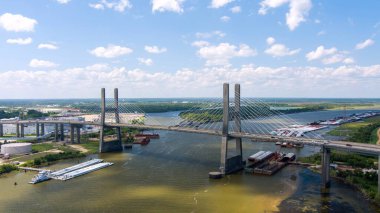 Mobile, Alabama 'daki Mobile Nehri üzerindeki Cochrane Africatown köprüsünün hava görüntüsü.