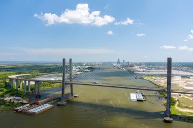 Mobile, Alabama 'daki Mobile Nehri üzerindeki Cochrane Africatown köprüsünün hava görüntüsü.