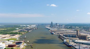 Mobil şehir merkezinin hava manzarası, Alabama silueti ve Mobil Nehir bir yaz günü