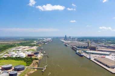 Mobil şehir merkezinin hava manzarası, Alabama silueti ve Mobil Nehir bir yaz günü