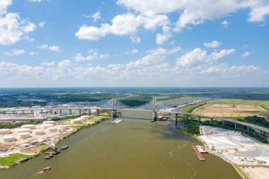 Mobile, Alabama 'daki Mobile Nehri üzerindeki Cochrane Africatown köprüsünün hava görüntüsü.