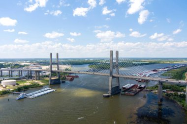 Mobile, Alabama 'daki Mobile Nehri üzerindeki Cochrane Africatown köprüsünün hava görüntüsü.