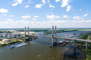 Mobile, Alabama 'daki Mobile Nehri üzerindeki Cochrane Africatown köprüsünün hava görüntüsü.