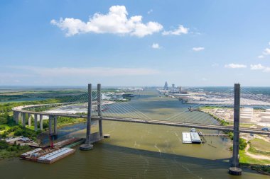 Mobile, Alabama 'daki Mobile Nehri üzerindeki Cochrane Africatown köprüsünün hava görüntüsü.