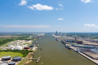 Mobil şehir merkezinin hava manzarası, Alabama silueti ve Mobil Nehir bir yaz günü
