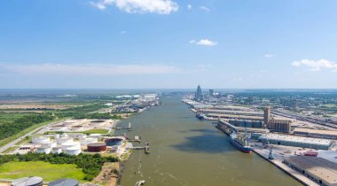 Mobil şehir merkezinin hava manzarası, Alabama silueti ve Mobil Nehir bir yaz günü