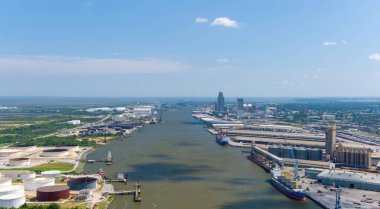 Mobil şehir merkezinin hava manzarası, Alabama silueti ve Mobil Nehir bir yaz günü