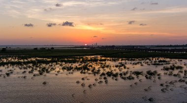Gün batımında Alabama Körfezi 'ndeki Mobile Körfezi' nde dramatik bir gökyüzünün insansız hava aracı görüntüleri.