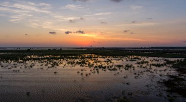Gün batımında Alabama Körfezi 'ndeki Mobile Körfezi' nde dramatik bir gökyüzünün insansız hava aracı görüntüleri.