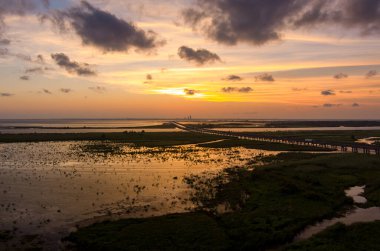 Gün batımında Alabama Körfezi 'ndeki Mobile Körfezi' nde dramatik bir gökyüzünün insansız hava aracı görüntüleri.