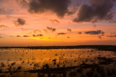 Gün batımında Alabama Körfezi 'ndeki Mobile Körfezi' nde dramatik bir gökyüzünün insansız hava aracı görüntüleri.