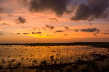 Gün batımında Alabama Körfezi 'ndeki Mobile Körfezi' nde dramatik bir gökyüzünün insansız hava aracı görüntüleri.