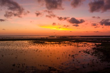 Gün batımında Alabama Körfezi 'ndeki Mobile Körfezi' nde dramatik bir gökyüzünün insansız hava aracı görüntüleri.