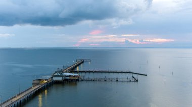 Fairhope İskelesi 'nin gün batımında Fairhope, Alabama' daki Mobile Körfezi 'nin doğu kıyısındaki hava manzarası.