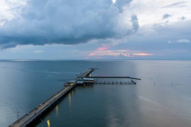 Fairhope İskelesi 'nin gün batımında Fairhope, Alabama' daki Mobile Körfezi 'nin doğu kıyısındaki hava manzarası.