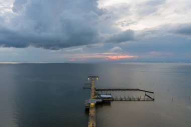 Fairhope İskelesi 'nin gün batımında Fairhope, Alabama' daki Mobile Körfezi 'nin doğu kıyısındaki hava manzarası.