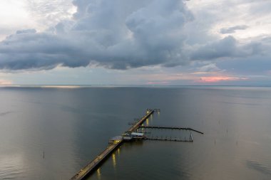 Fairhope İskelesi 'nin gün batımında Fairhope, Alabama' daki Mobile Körfezi 'nin doğu kıyısındaki hava manzarası.