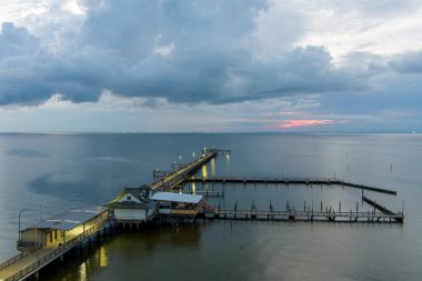 Fairhope İskelesi 'nin gün batımında Fairhope, Alabama' daki Mobile Körfezi 'nin doğu kıyısındaki hava manzarası.