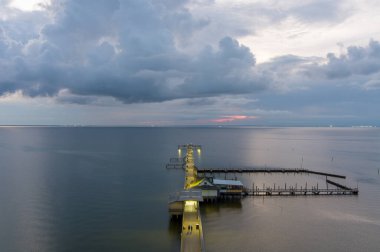 Fairhope İskelesi 'nin gün batımında Fairhope, Alabama' daki Mobile Körfezi 'nin doğu kıyısındaki hava manzarası.