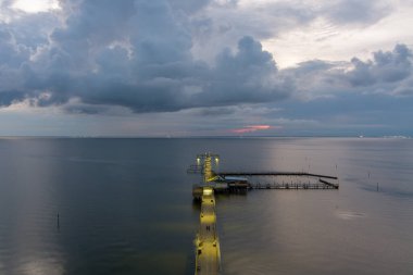 Fairhope İskelesi 'nin gün batımında Fairhope, Alabama' daki Mobile Körfezi 'nin doğu kıyısındaki hava manzarası.