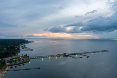 Fairhope İskelesi 'nin gün batımında Fairhope, Alabama' daki Mobile Körfezi 'nin doğu kıyısındaki hava manzarası.