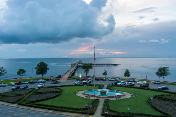 Fairhope İskelesi 'nin gün batımında Fairhope, Alabama' daki Mobile Körfezi 'nin doğu kıyısındaki hava manzarası.