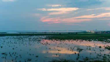 Mobile Bay, Alabama 'da renkli bir yaz günbatımının insansız hava aracı fotoğrafçılığı