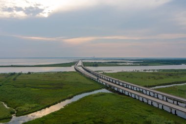 Mobile Körfezi, Alabama 'da nemli bir Ağustos akşamının havadan görüntüsü