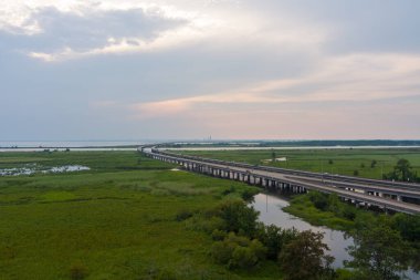 Mobile Körfezi, Alabama 'da nemli bir ağustos günbatımının havadan görüntüsü