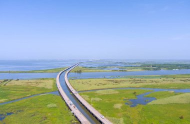 Mobile Körfezi 'ndeki Jubilee Parkway köprüsünün insansız hava aracı fotoğrafları.