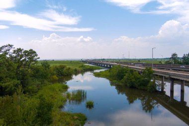 Alabama 'da nemli bir yaz gününde Jubilee Parkway ve Mobile Bay' in hava manzarası