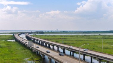 Alabama 'da nemli bir yaz gününde Jubilee Parkway ve Mobile Bay' in hava manzarası