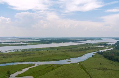 Alabama 'da nemli bir yaz gününde Jubilee Parkway ve Mobile Bay' in hava manzarası