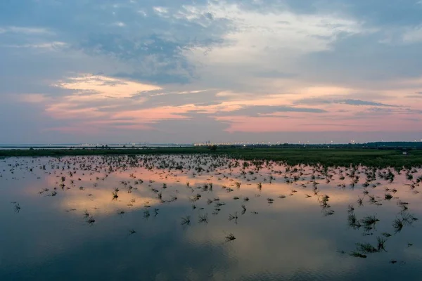 Mobile Bay, Alabama 'da renkli bir yaz günbatımının insansız hava aracı fotoğrafçılığı