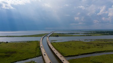 Jubilee Parkway köprüsünün ve Alabama Körfezi kıyısındaki Mobile Bay 'in havadan görüntüsü.