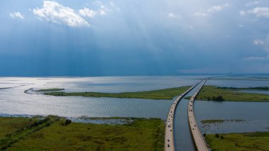 Jubilee Parkway köprüsünün ve Alabama Körfezi kıyısındaki Mobile Bay 'in havadan görüntüsü.